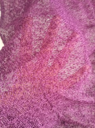 Pañuelo morado berenjena nuevo con flecos