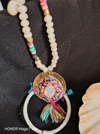 Collana con ciondolo piuma e perline