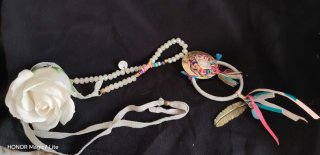 Collana con ciondolo piuma e perline