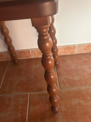 Silla de madera con asiento de tela