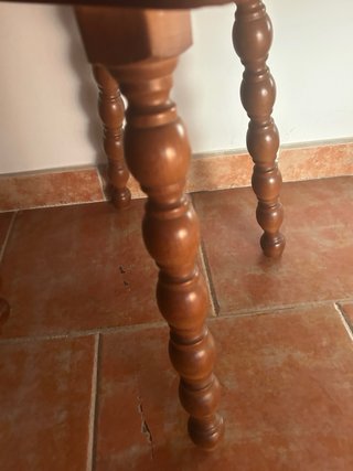 Silla de madera con asiento de tela