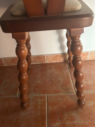 Silla de madera con asiento de tela
