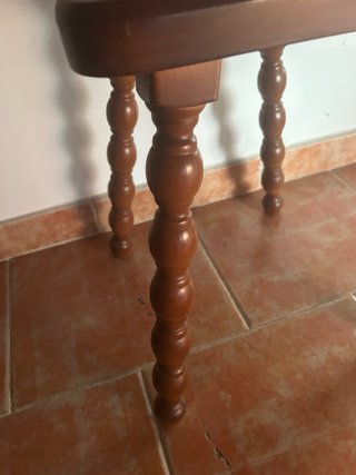 Silla de madera con asiento de tela