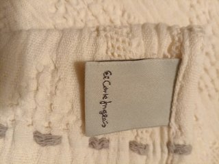 Cubre pies de cama beige con diseño zigzag