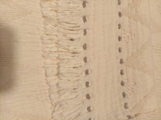 Cubre pies de cama beige con diseño zigzag
