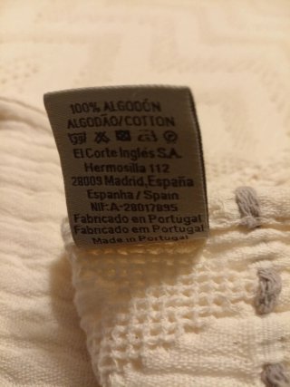 Cubre pies de cama beige con diseño zigzag