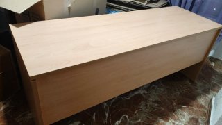 Mesa de escritorio de madera color beige/marrón