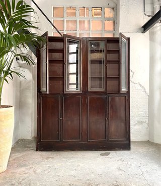 Antigua vitrina/alacena farmacia en madera