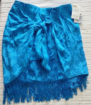 Falda azul con flecos y lazo
