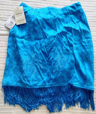 Falda azul con flecos y lazo