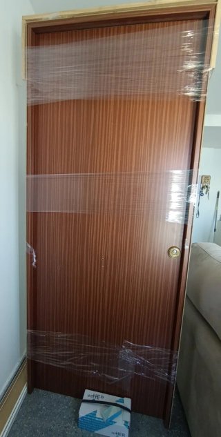 Puerta entrada sapelly y banco