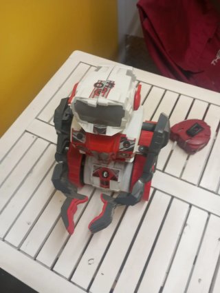 Robot de juguete con mando
