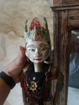 Marioneta antigua de madera bali indonesia