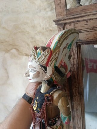 Marioneta antigua de madera bali indonesia