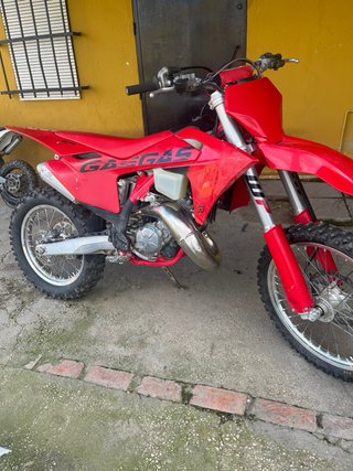 GASGAS EC 125 2025 Roja 70 horas  Impecable