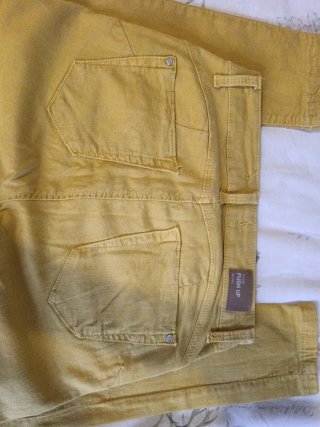 Pantalón pitillo amarillo