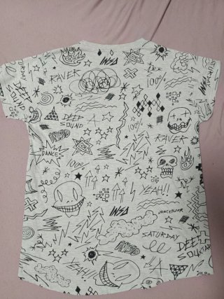 Camiseta gris con estampado de dibujos y bolsillo
