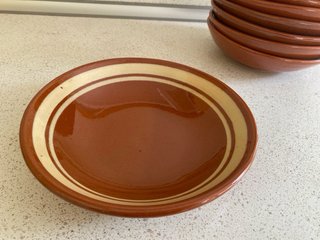 12 Platos de Terracota Marrones y Beige