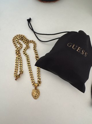 Cadena Guess Hombre León Dorada