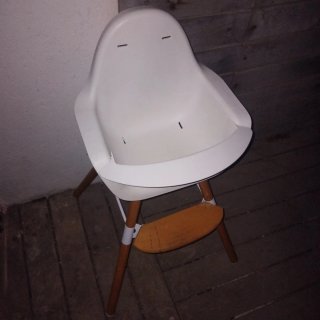 Silla de bebé blanca y madera