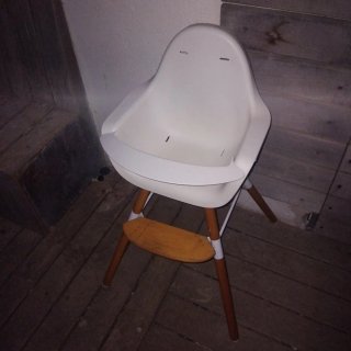Silla de bebé blanca y madera