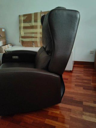 Sillón reclinable eléctrico marrón.