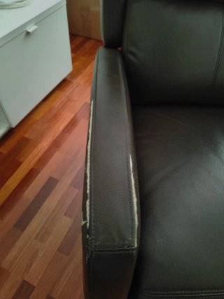Sillón reclinable eléctrico marrón.