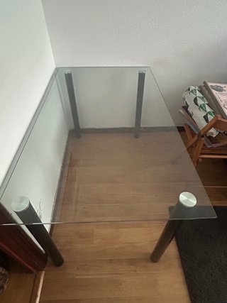 Mesa de salón de cristal y patas metálicas