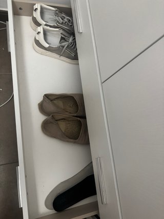 Armario blanco con estantes y zapatero