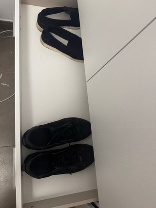 Armario blanco con estantes y zapatero