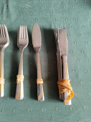 Cubertería antigua metal dorado y plateado