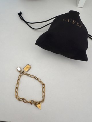 Pulsera Guess dorada con charms
