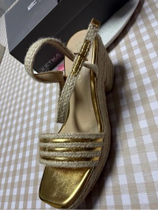 Sandalias Etika Rafia Doradas Talla 40