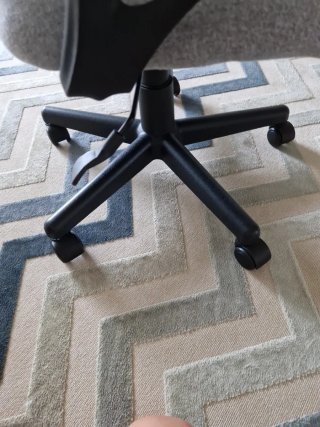 Silla de oficina gris y negra