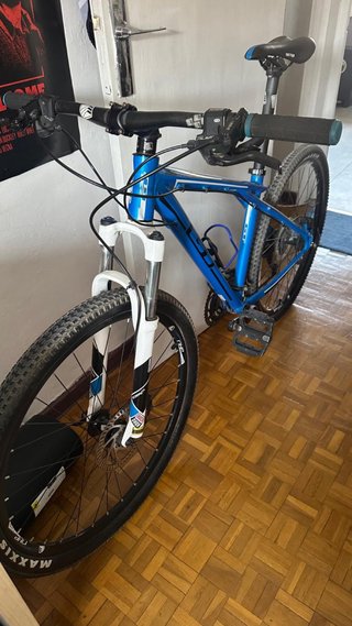 Bicicleta GT azul buen estado