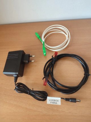 Router Livebox Fibra con accesorios