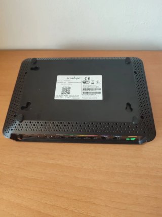 Router Livebox Fibra con accesorios