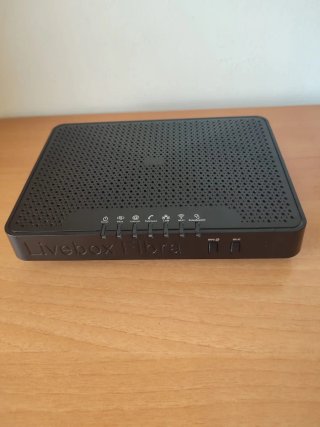 Router Livebox Fibra con accesorios