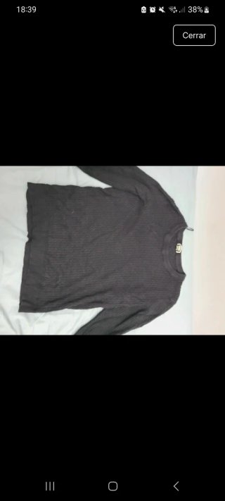 Camiseta negra tipo jersey fino de manga larga