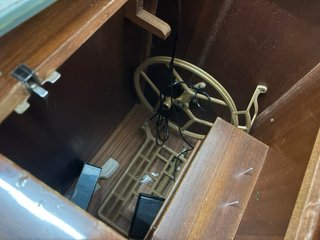 Máquina de coser Alfa antigua con mueble
