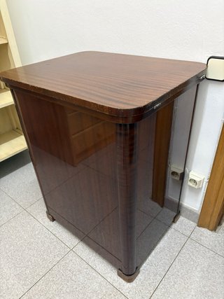 Máquina de coser Alfa antigua con mueble
