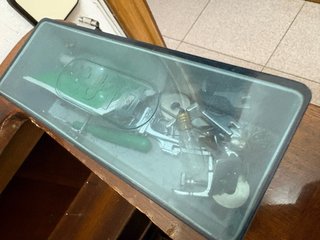 Máquina de coser Alfa antigua con mueble