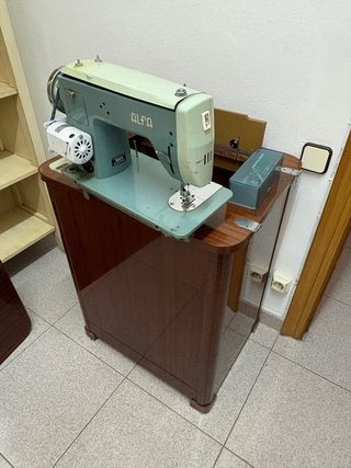 Máquina de coser Alfa antigua con mueble