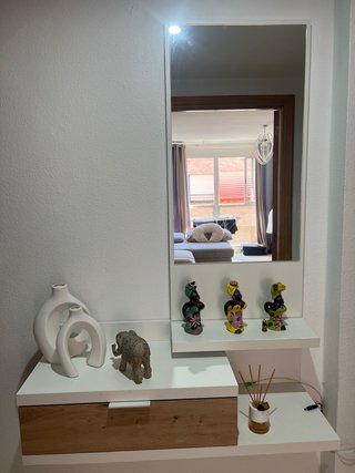 Mueble de entrada blanco y madera com espejo