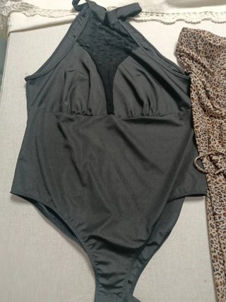 Conjunto body negro y falda estampado