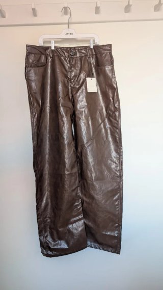 Pantalón imitación piel marrón