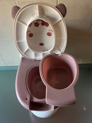 Orinal infantil con diseño de huellas