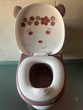 Orinal infantil con diseño de huellas