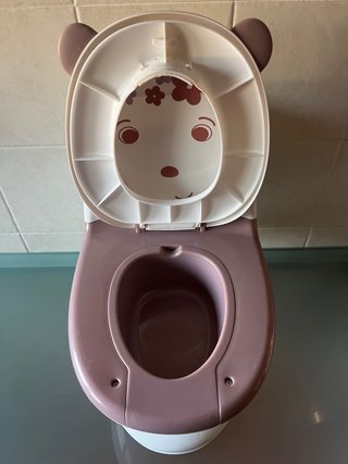 Orinal infantil con diseño de huellas