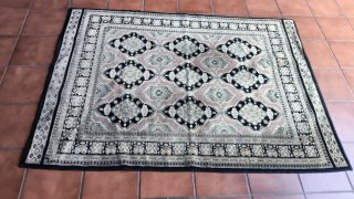 Alfombra de lana rosa y negra